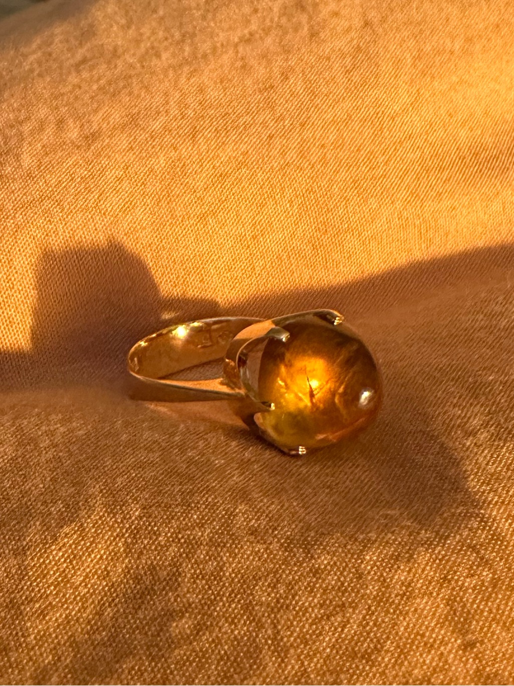 Vintage 18k Gold Citrine 7.5ct Sugarloaf Cabochon Ring Size 6. Circa 1965